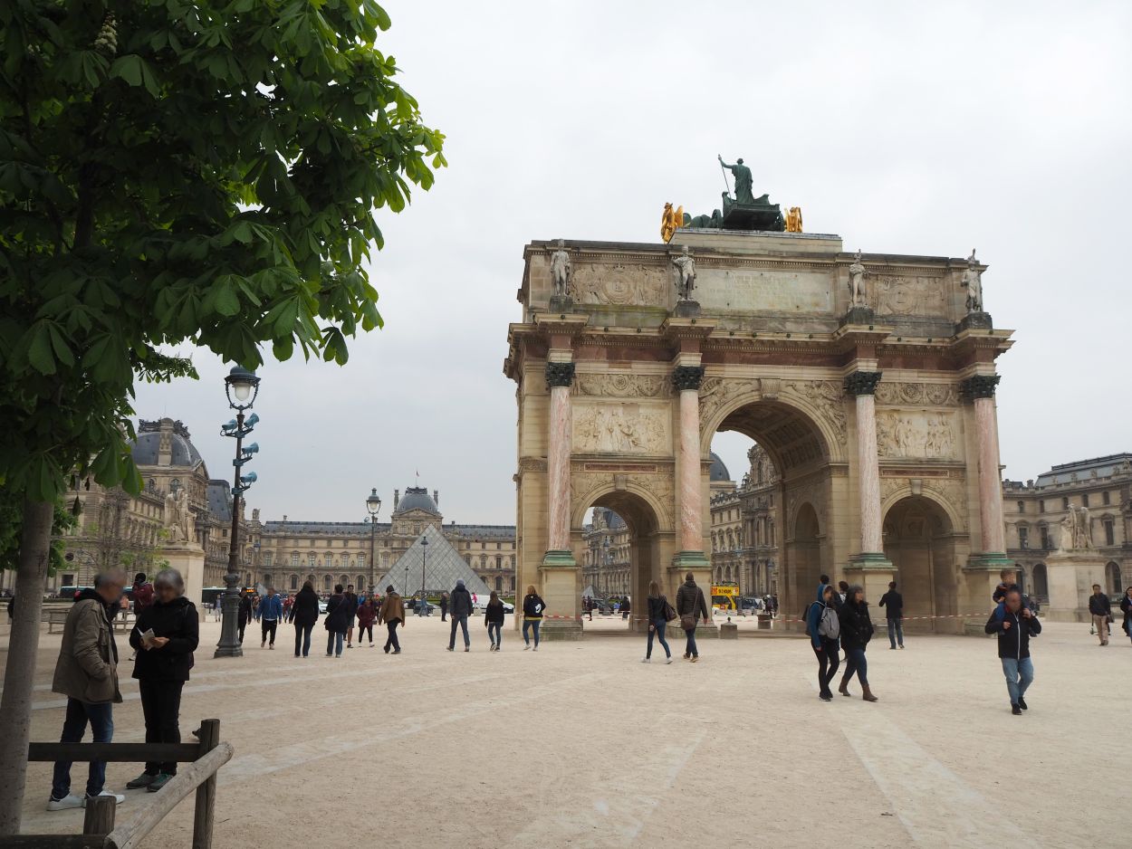 Arc de Triomphe du Carrousel mit Louvre und Glaspyramide