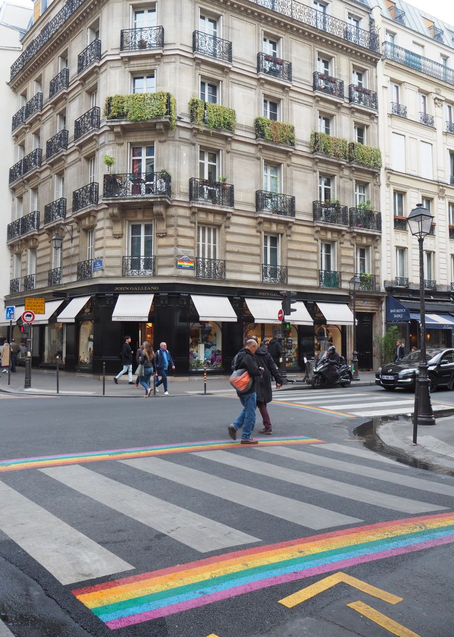 Regenbogen Zebrastreifen in Paris