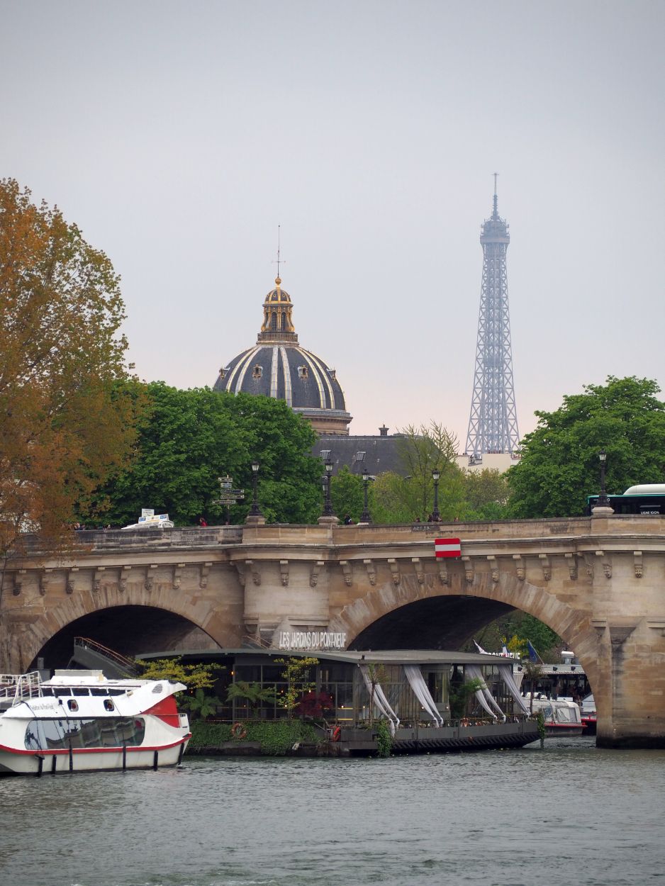 Pont Neuf mit Eiffelturm im Hintergrund