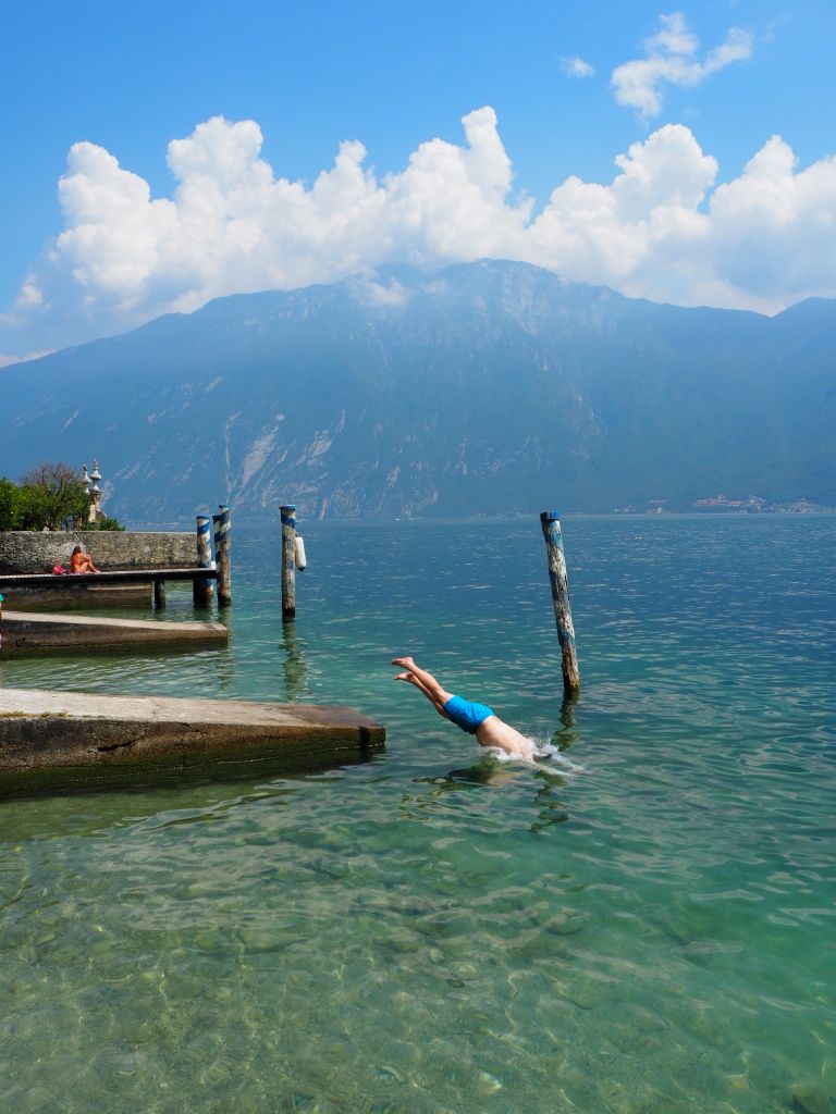 Mit Schwung im Gardasee erfrischen