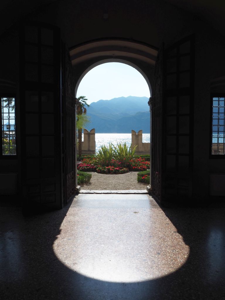 Blick in den Garten des Palazzos in Malcesine