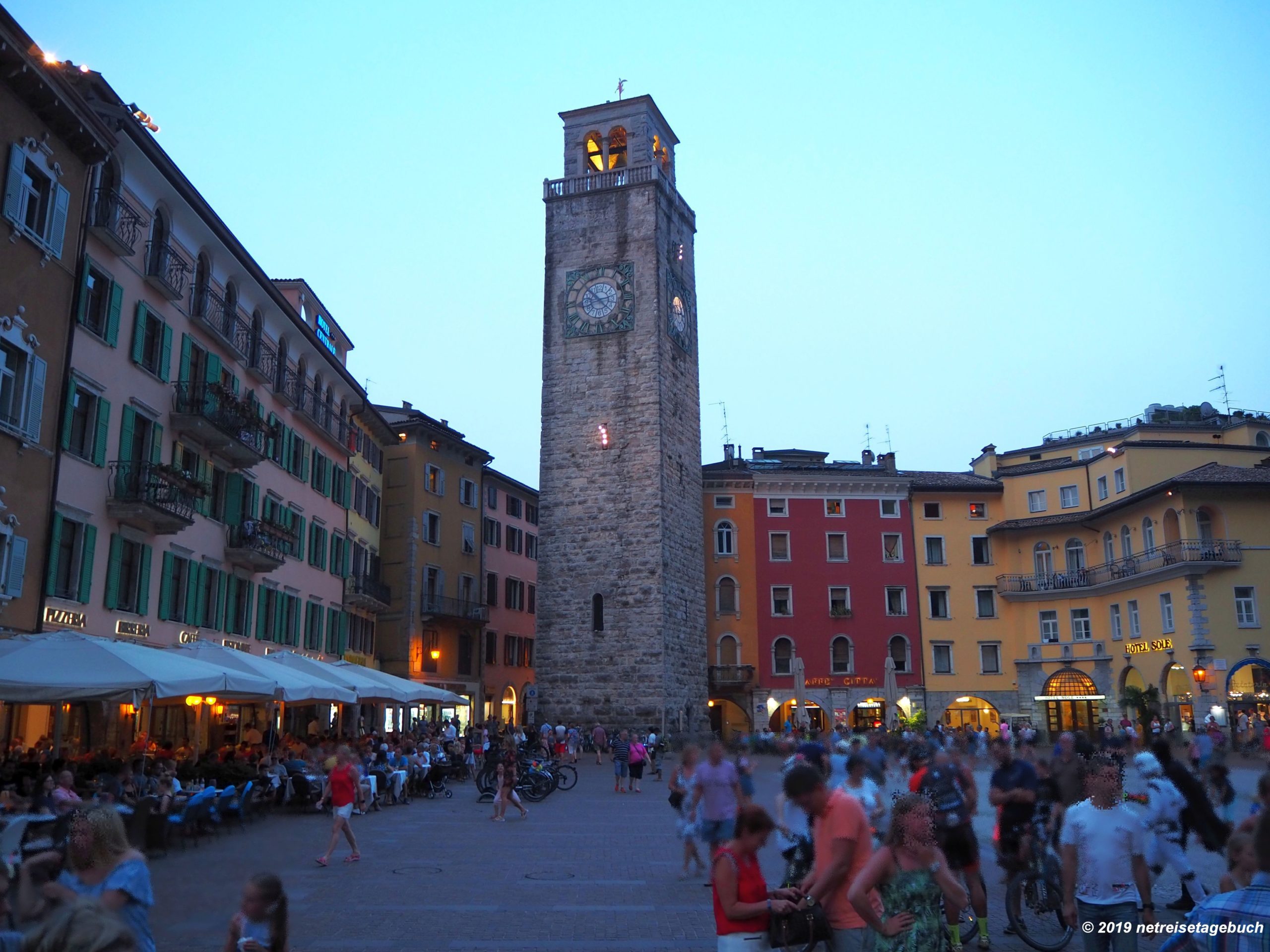 Riva del Garda – belebte Altstadt im Norden vom Gardasee