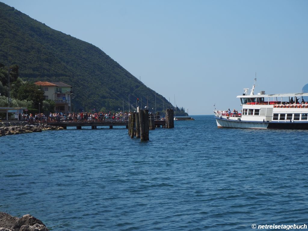 Mit dem Ausflugsboot über den Gardasee fahren