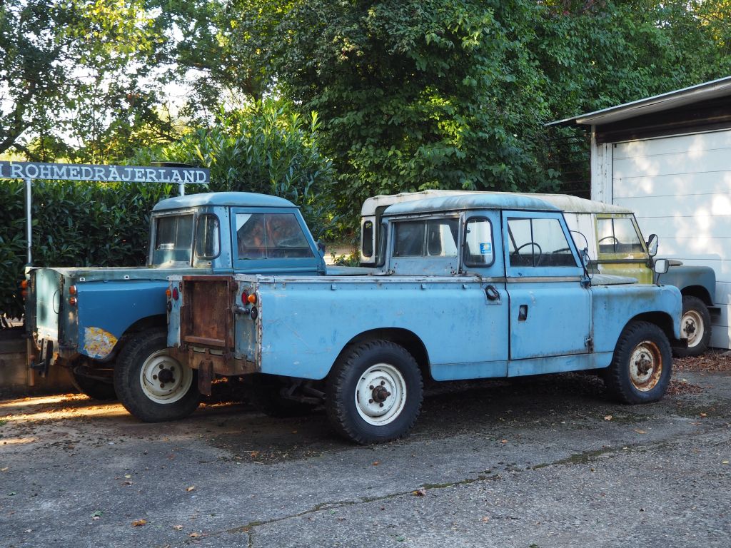 Eine Sammlung von alten Autos