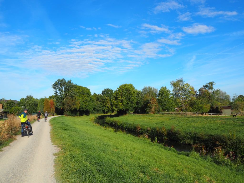 Früh morgens unterwegs auf dem Erft-Radweg