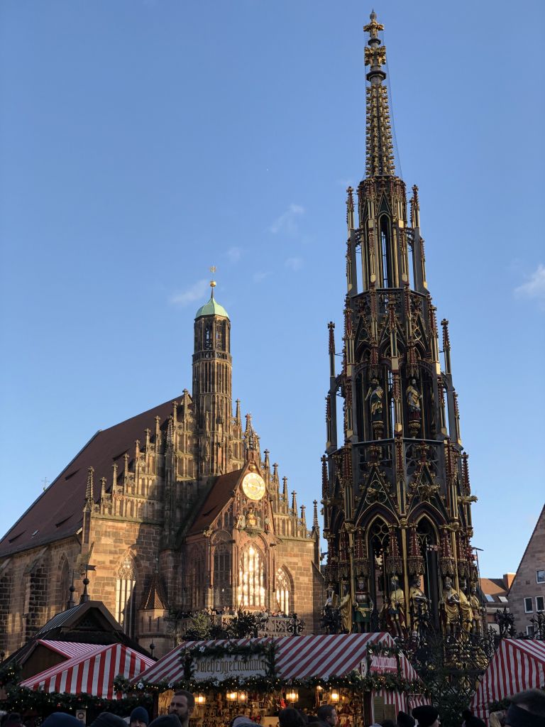 Christkindlmarkt Nürnberg am Hauptmarkt mit Liebfrauenkirche und Schöner Brunnen