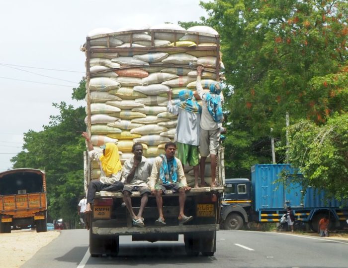 Waghalsiger Verkehr in Sri Lanka