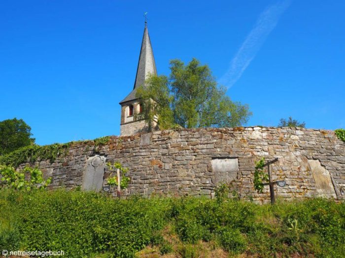 Romanischer Kirchturm in Gruiten-Dorf