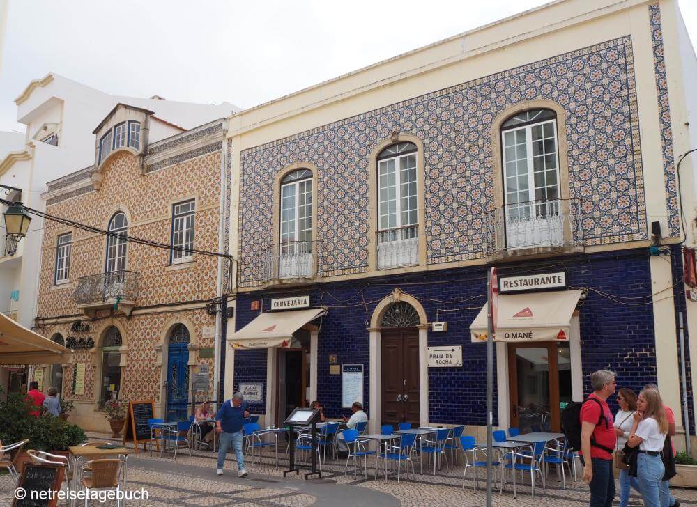 Geflieste Häuser in der Altstadt von Portimao