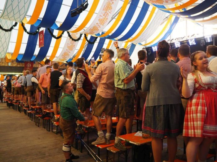 Festzeltstimmung beim Barthelmarkt
