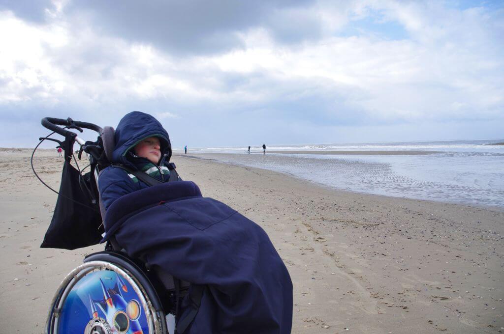 Rollstuhl am Strand