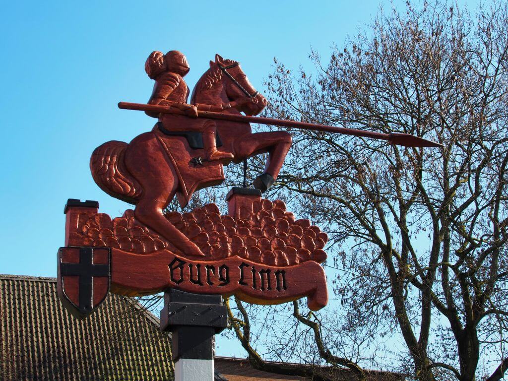 Ausflugsziel NRW: Burg Linn in der historischen Seidenstadt Krefeld-Linn