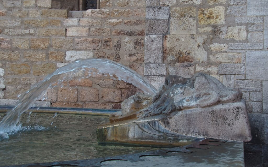 Maskenbrunnen Mainz